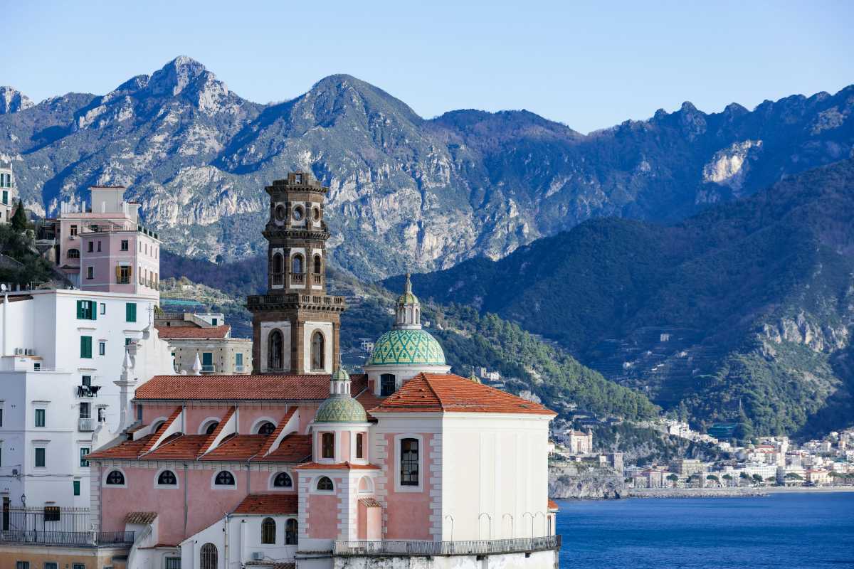 Bambini che esplorano la Valle delle Ferriere ad Amalfi, camminano su un sentiero tra cascate e vegetazione, atmosfera di avventura e scoperta, luce naturale