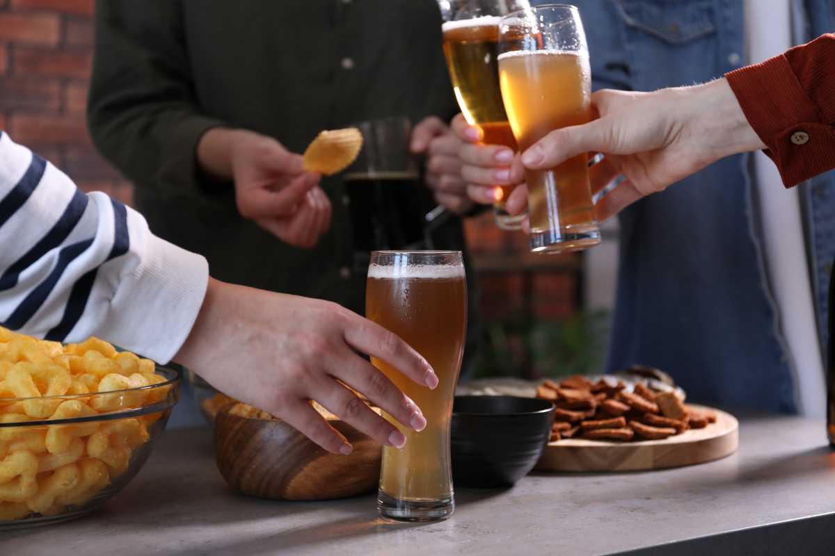 Scorcio di un ristorante tipico tra i vicoli di Amalfi, tavoli all’aperto con piatti locali, limoni e vista sulle case bianche